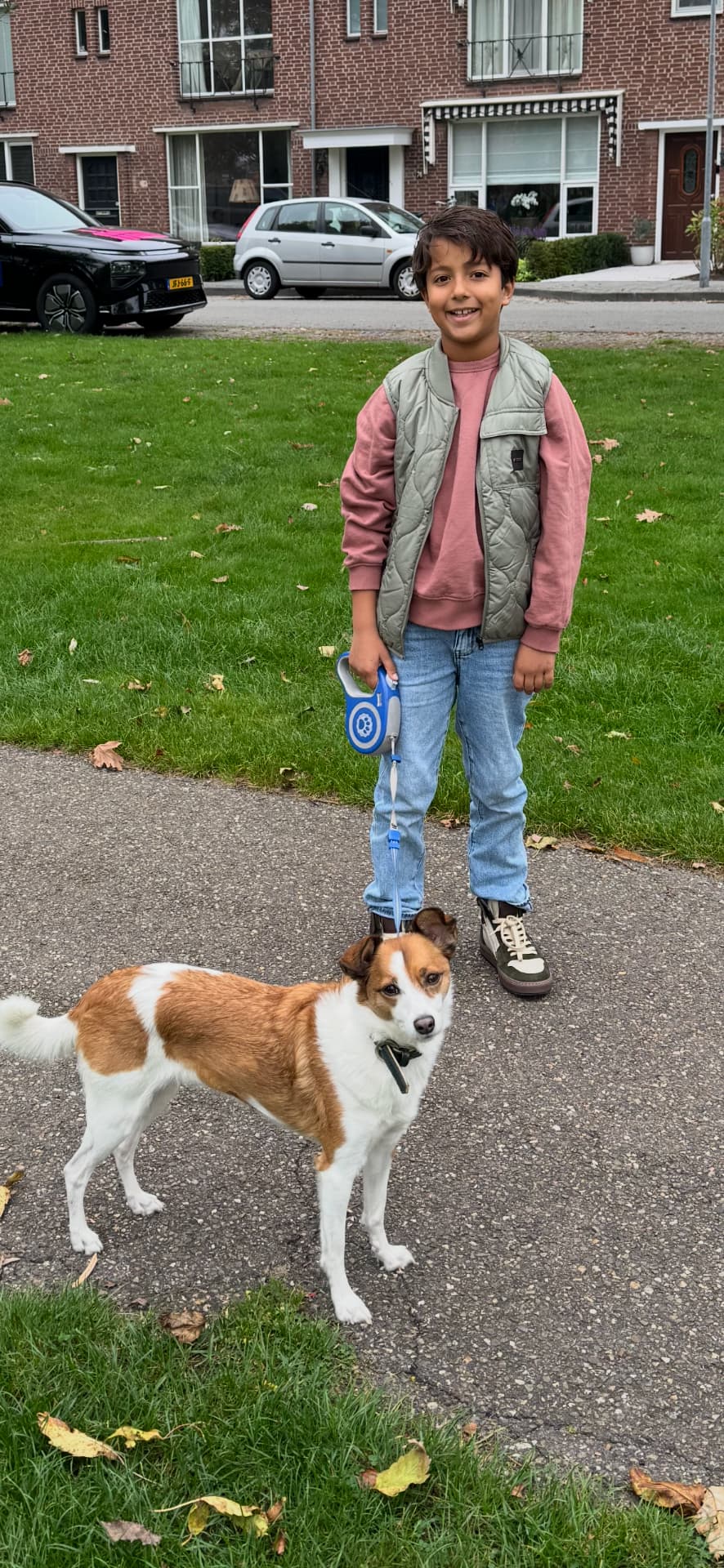 Beau met een hond aan de riem tijdens een wandeling